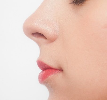 女性の鼻の写真