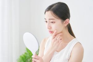 美容 鏡を見る女性 悩み