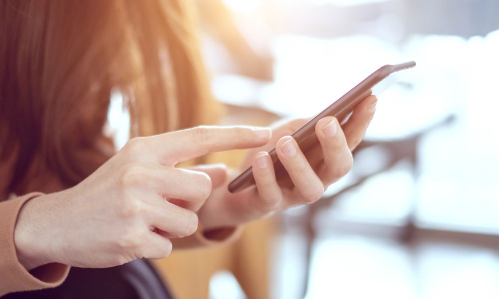 スマートフォン検索する女性