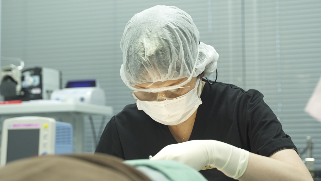 手術中の太田医師