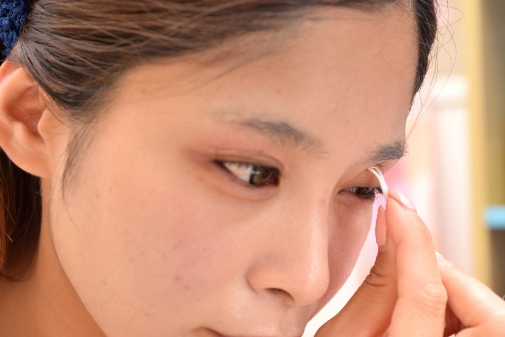アイプチをする女性②