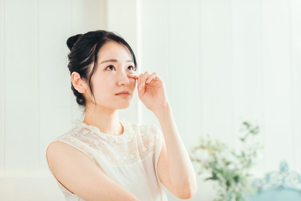 目の下のたるみを気にする女性
