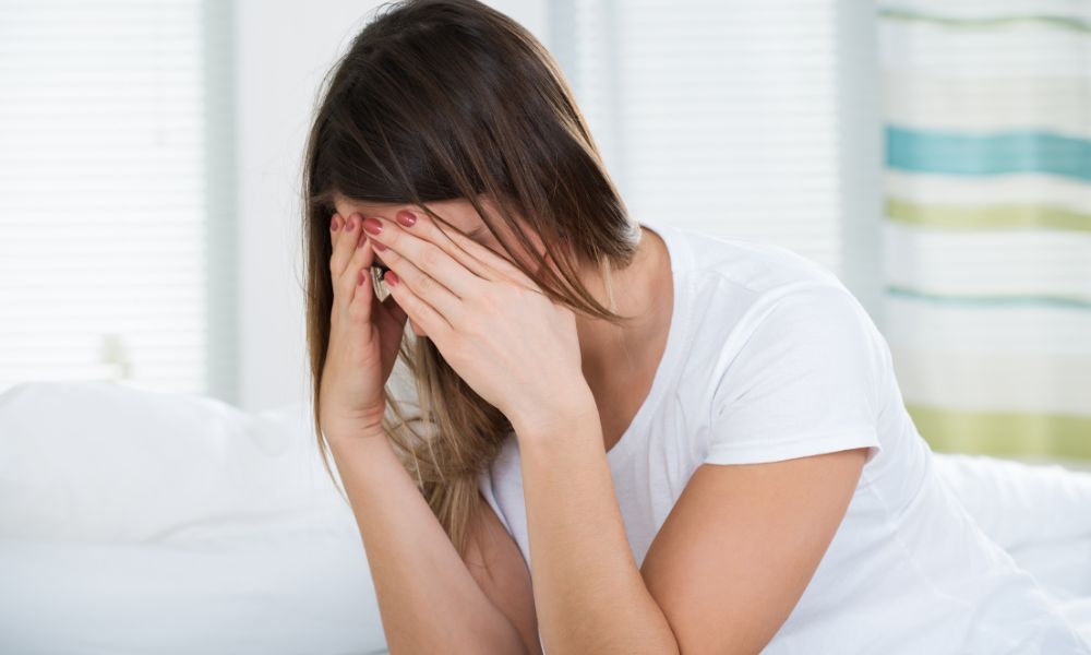 頭を抱える女性