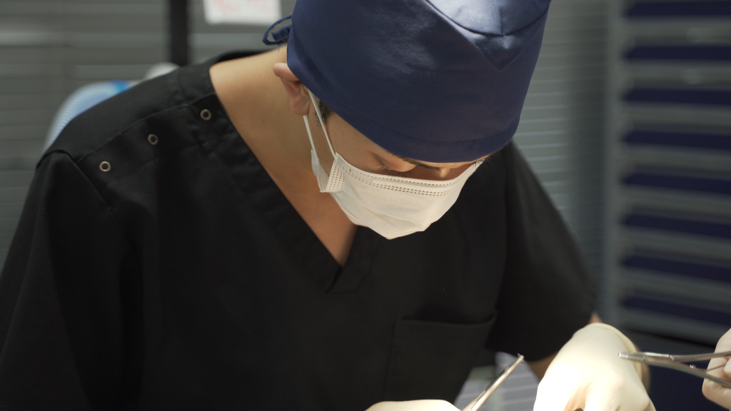 竹村医師の施術風景