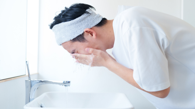 洗顔をする男性