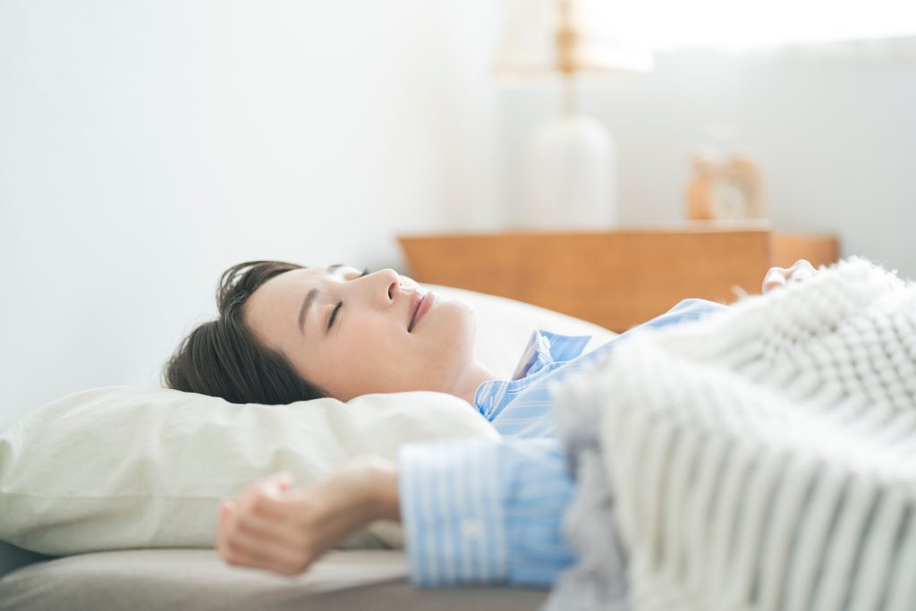 枕を少し高くして寝る