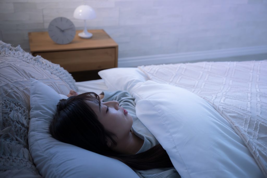 眠りにつく女性　