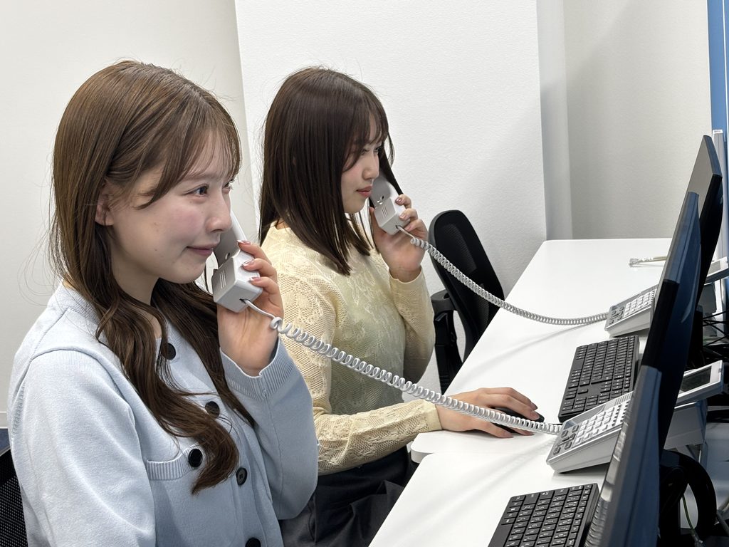 カスタマーサポートのスタッフが電話応対している