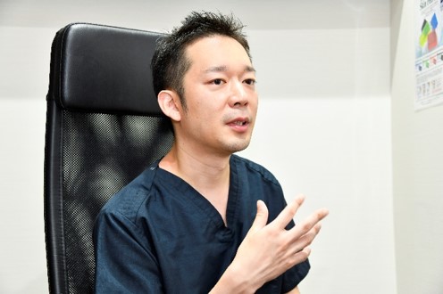 深い層（LFD）について説明する医師