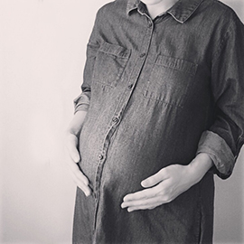 お腹の脂肪吸引後は妊婦さんのような体勢になるイメージ