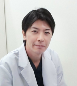 術後の圧迫の仕方が悪く起こってしまう凸凹について説明する総院長