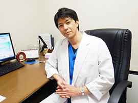 解説を行う水の森美容外科総院長 竹江渉