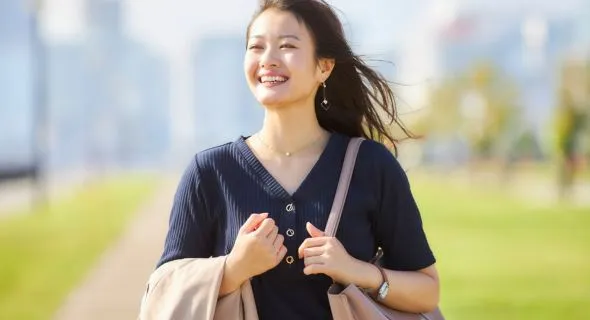 施術完了後に笑顔で帰宅する女性のイメージ写真